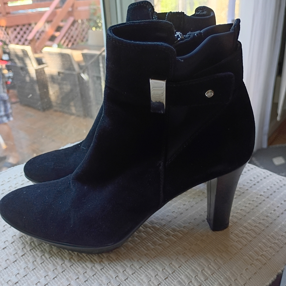 Aquatalia Black Suede Rouge Royal Heeled Ankle Boots Kate Middleton Size 6.5..